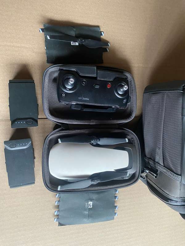 DJI MAVIC AIR BLACK|REMOT CONTROLLER|2 BATTERIES|CASING|BAG| 2 SET OF PROPELLERS| GOOD CONDITION